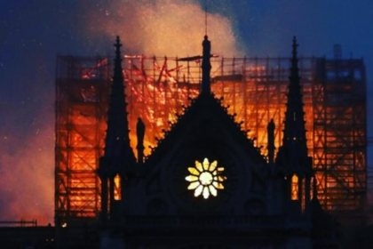 Огонь перекинулся на одну из башен собора Парижской Богоматери