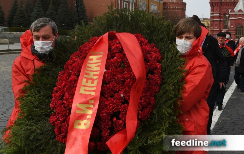 Члены КПРФ возложили цветы к Мавзолею