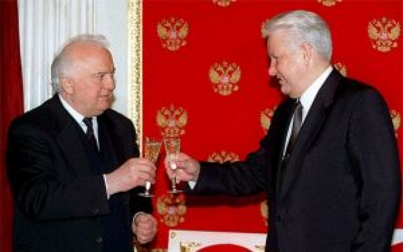 Четверть века назад Россия стояла перед угрозой распада, а целый народ перед угрозой уничтожения. Избежать и того, и другого удалось лишь благодаря шантажу в адрес президента РФ. Многое из этой истории прозвучит в печати впервые.