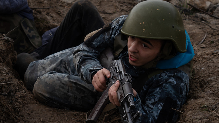 All Ukrainians must fight – general