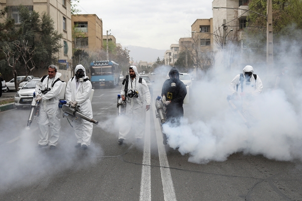 «Была паника и истерия». Что происходит в Иране, где число заразившихся коронавирусом рискует превысить 500 тысяч человек