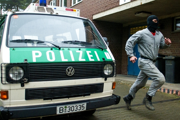 «Их сети раскинулись по всей стране». Армянские и чеченские преступные группировки делят Германию. Немцы не могут им помешать