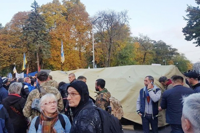 У стен Верховной Рады появилась полевая кухня и первая баррикада