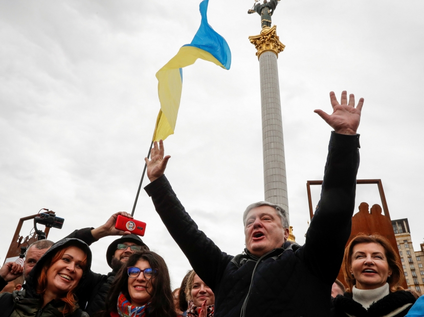 «Порошенко хочет вернуться в политику»: протестующие против формулы Штайнмайера вышли на Майдан