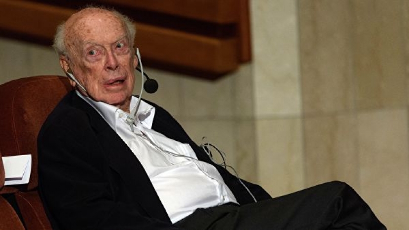 Нобелевского лауреата лишили званий за расистские высказывания