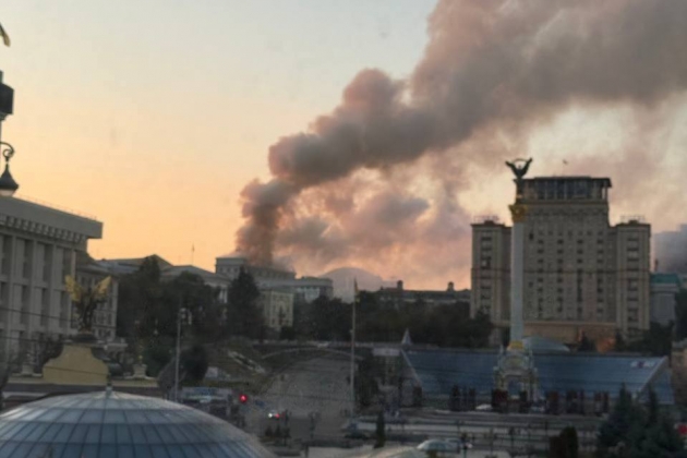 Мощный пожар в здании Кабмина в Киеве после массированного удара БПЛА