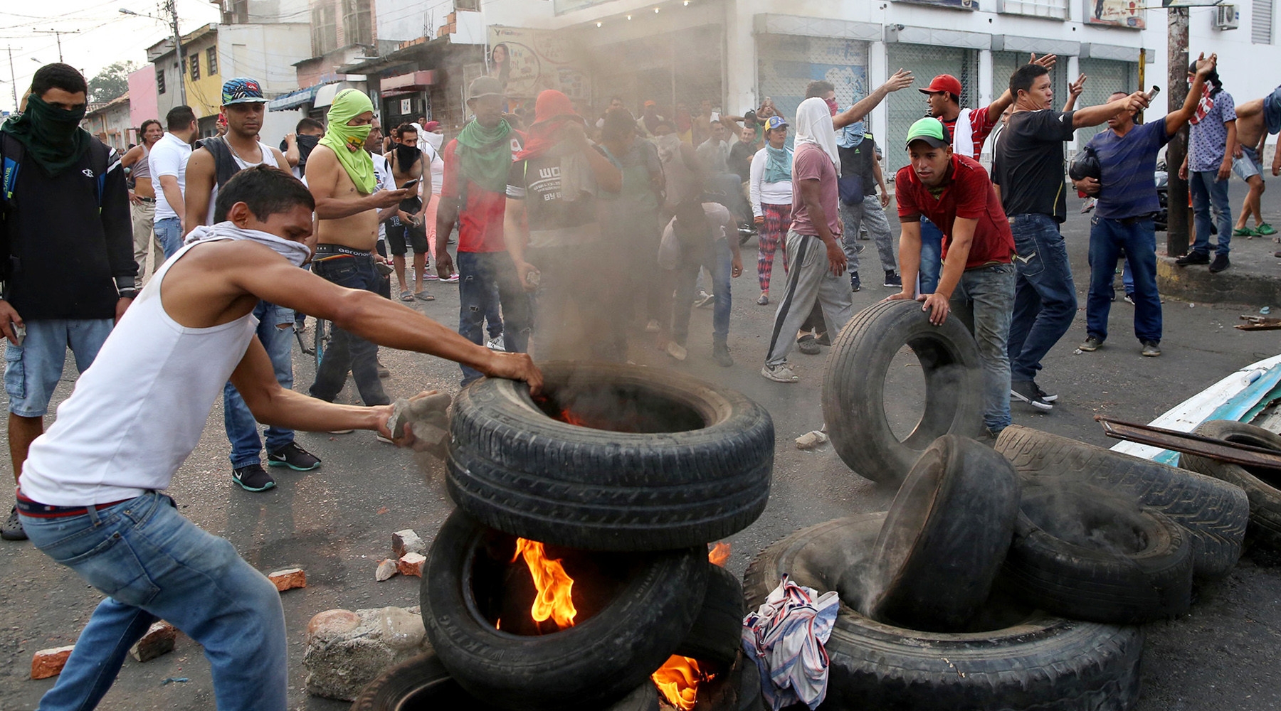 «Отчаянно ищут повод для войны»: что стоит за попытками оппозиции Венесуэлы доставить в страну гуманитарную помощь