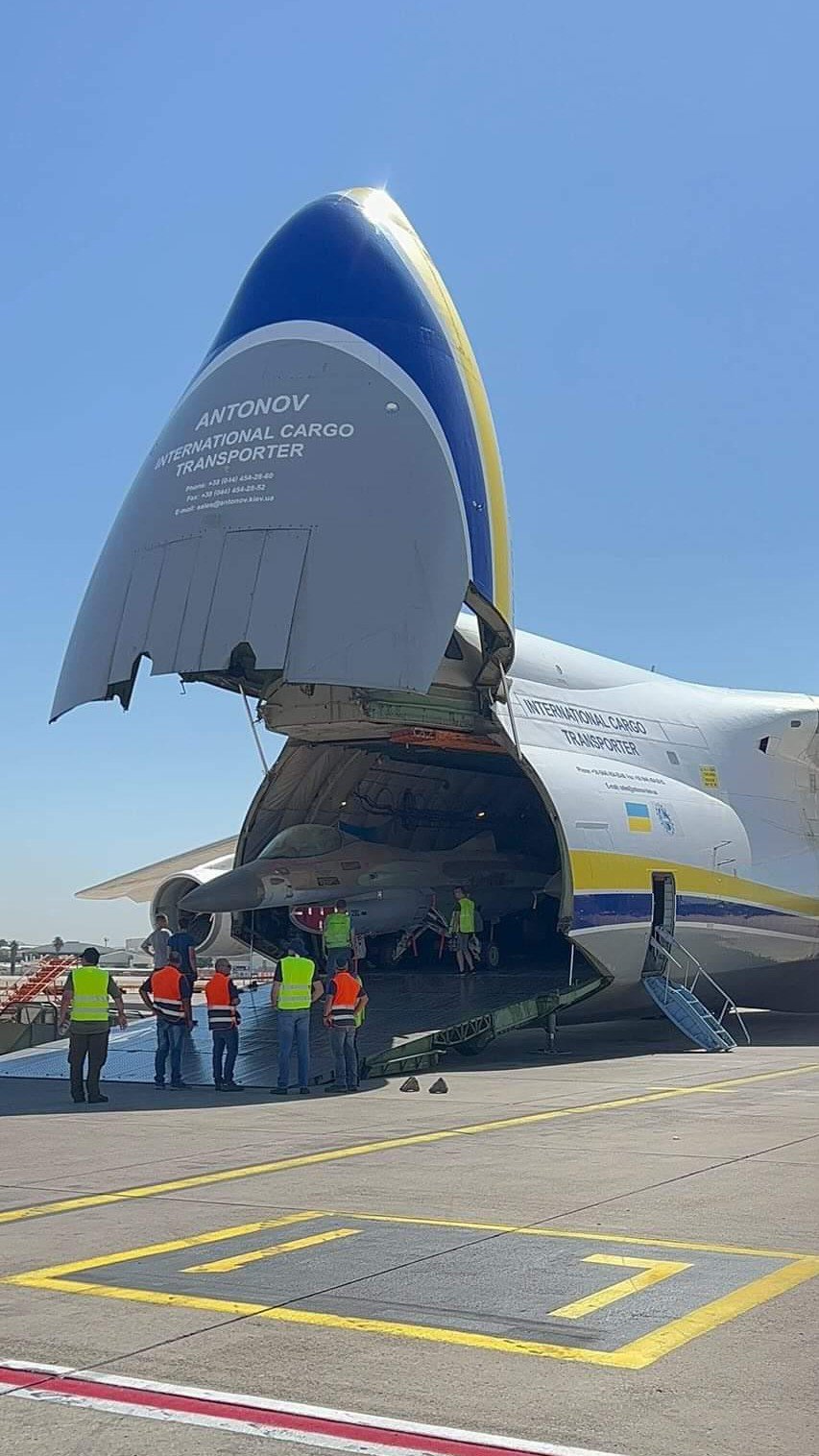 Украинский Ан-124 начал переброску истребителей F-16
