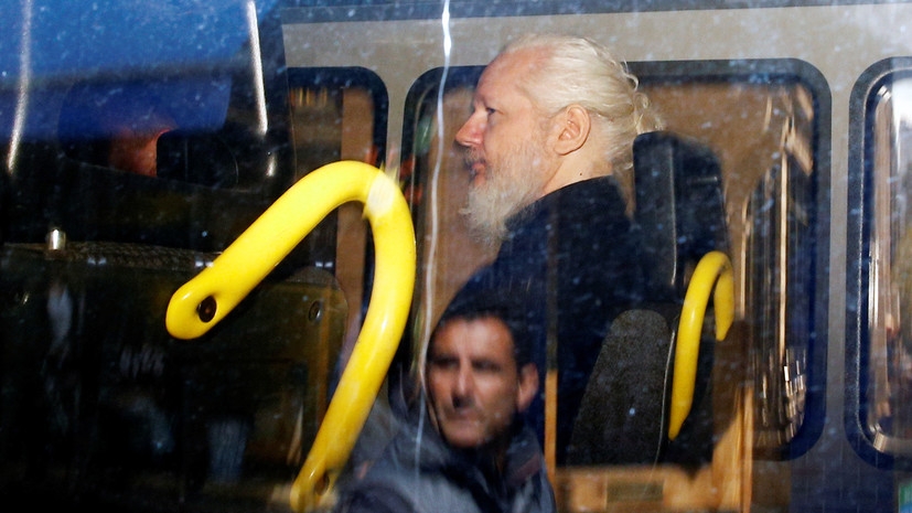 Политический мотив: что ожидает Ассанжа после выдворения из посольства Эквадора