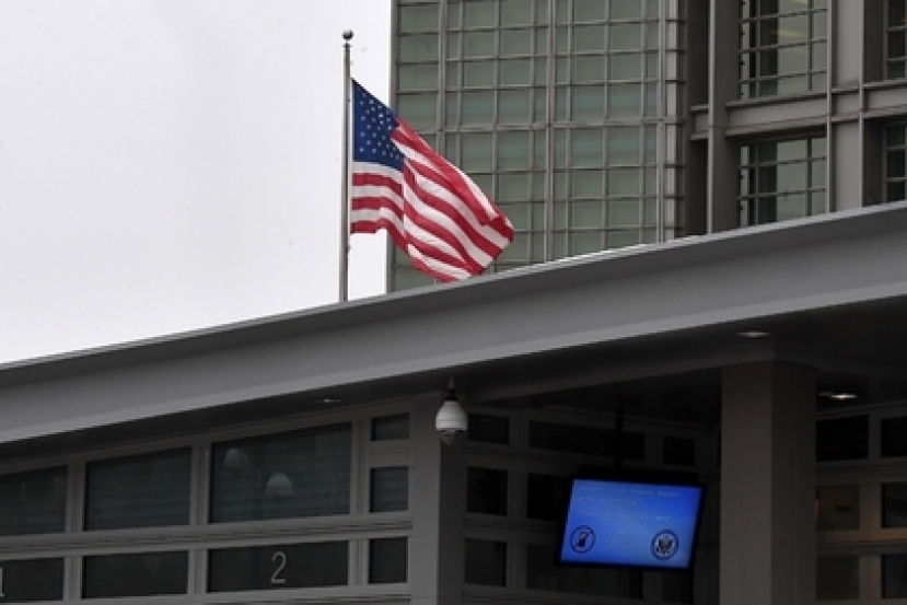 США «фактически прекратили» выдачу виз россиянам