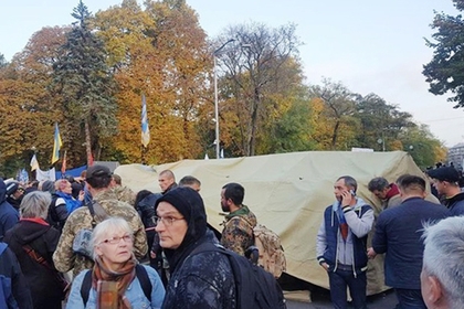 У стен Верховной Рады появилась полевая кухня и первая баррикада