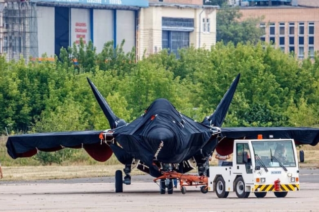 Опубликованы новые фотографии загадочного российского истребителя на базе Су-57