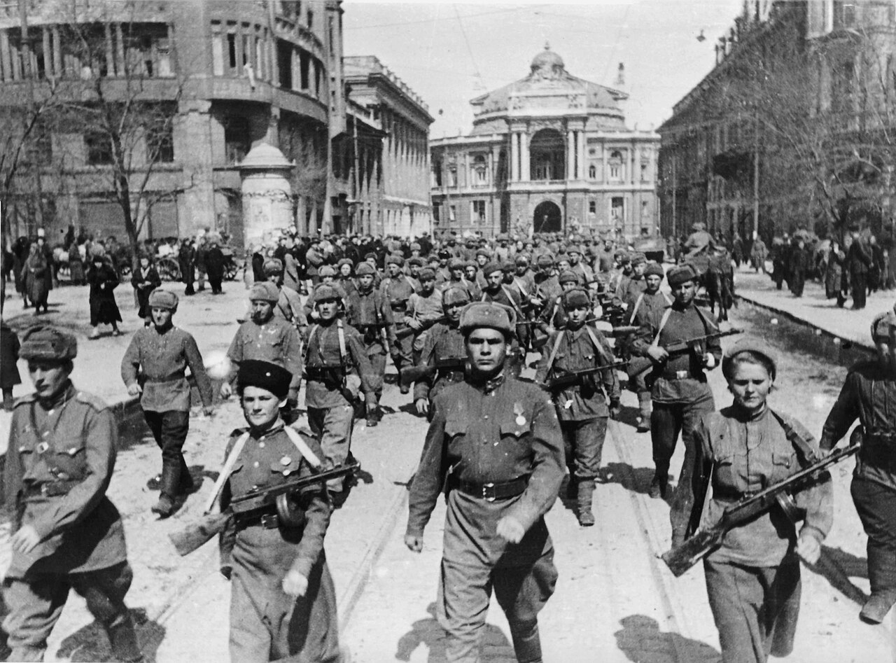 Части Красной армии проходят по улицам освобождённой Одессы 10 апреля 1944 года