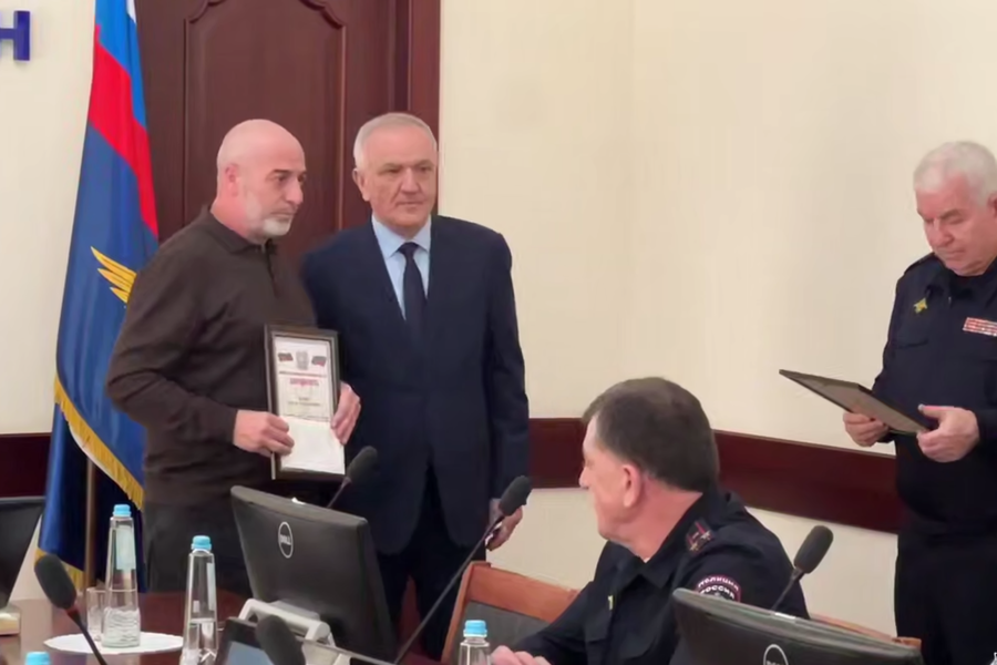 В Дагестане наградили охотников за отражение атаки украинских дронов