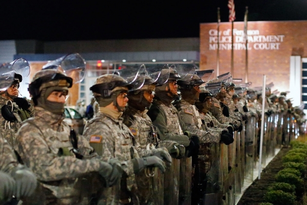 Конец Америки? Из-за коронавируса нового типа США ввели в крупнейшие города танки и военные подразделения.